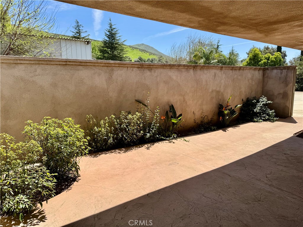 https://media.crmls.org/medias/f28d685f-cae4-4c96-9b95-f03bebee5651.jpg?preset=X-Large