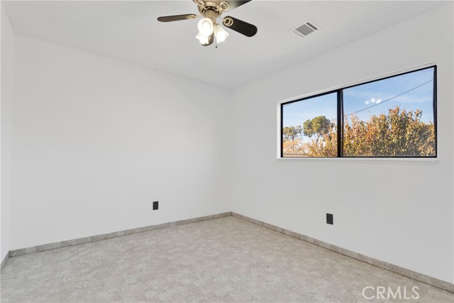 Detail Gallery Image 12 of 26 For 16428 Tolowa Rd, Apple Valley,  CA 92307 - 3 Beds | 2 Baths