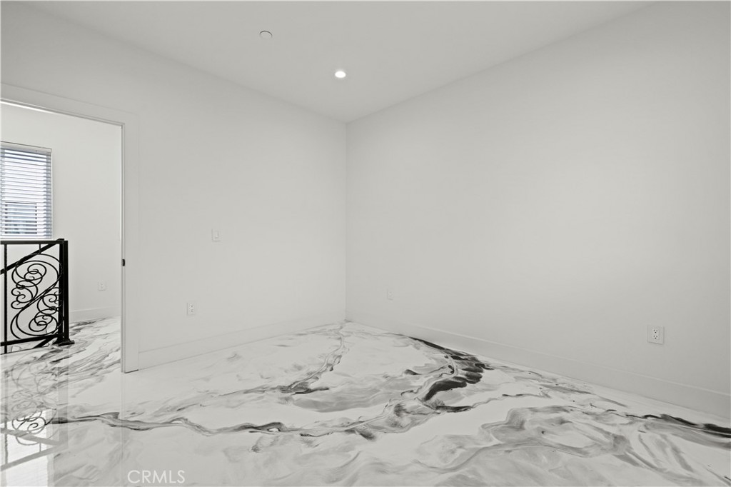 https://media.crmls.org/medias/f291cf40-29a8-4c10-a0c6-136d08658b4c.jpg?preset=X-Large