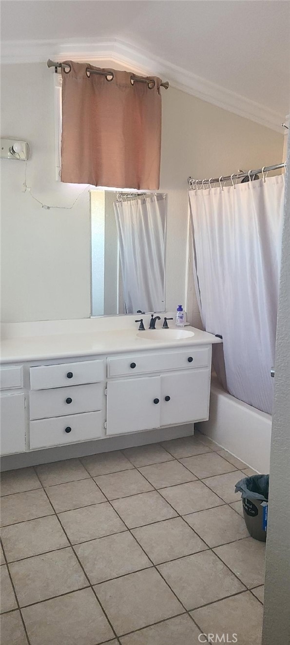 En Suite dual sink vanity and tub/shower combo