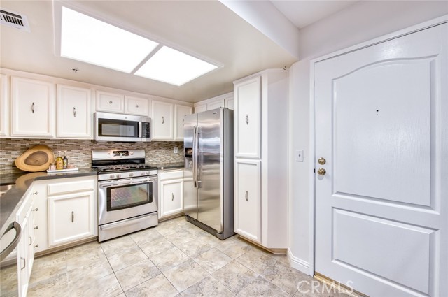 Detail Gallery Image 5 of 44 For 4755 Templeton St #2117,  Los Angeles,  CA 90032 - 2 Beds | 2 Baths