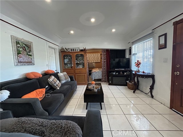 Detail Gallery Image 8 of 44 For 222 W 87th, Los Angeles,  CA 90003 - 3 Beds | 1 Baths