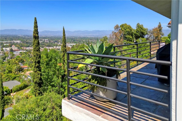 3863 Sherwood Place, Sherman Oaks CA: https://media.crmls.org/medias/f294f88e-413d-4033-ab18-d61ad5ac9789.jpg
