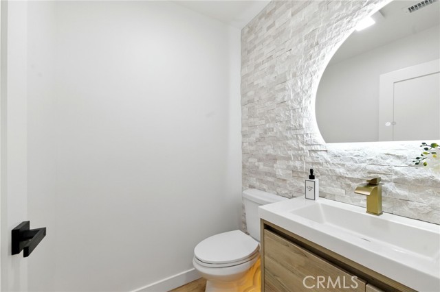 Detail Gallery Image 5 of 21 For 6119 Longridge Ave, Valley Glen,  CA 91401 - 4 Beds | 4/1 Baths