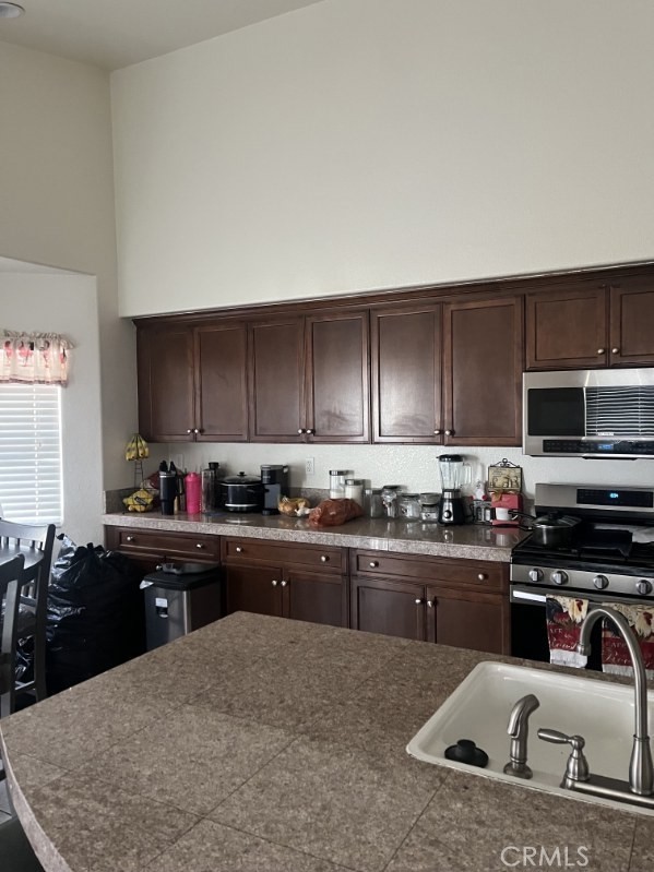 Detail Gallery Image 7 of 10 For 14339 Caroline, Adelanto,  CA 92301 - 5 Beds | 3 Baths