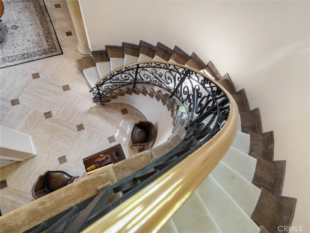 https://media.crmls.org/medias/f29717f6-f21a-4de9-a357-59eaa045bd41.jpg?preset=X-Large