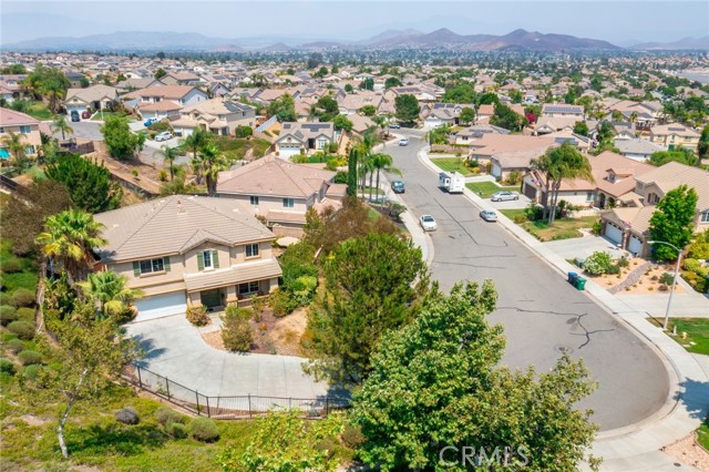 Detail Gallery Image 2 of 34 For 24912 Blue Oak Cir, Menifee,  CA 92584 - 5 Beds | 2/1 Baths