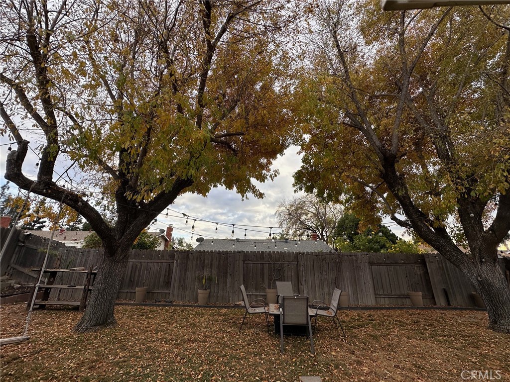 https://media.crmls.org/medias/f299a253-1f3e-43bf-8909-73c133d3503e.jpg?preset=X-Large