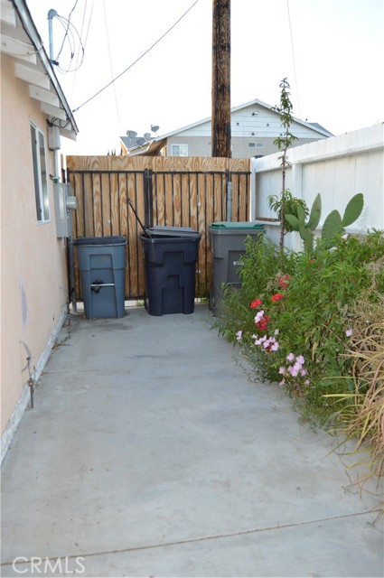 24758 Chestnut St, Newhall CA: https://media.crmls.org/medias/f29b7a12-4dee-4b0e-a41f-2e4bd54761c9.jpg