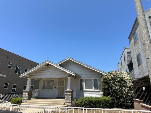 1045 Gladys Avenue, Long Beach CA: https://media.crmls.org/medias/f29bfc4d-ec78-4547-8c5a-4c58aad61e4e.jpg