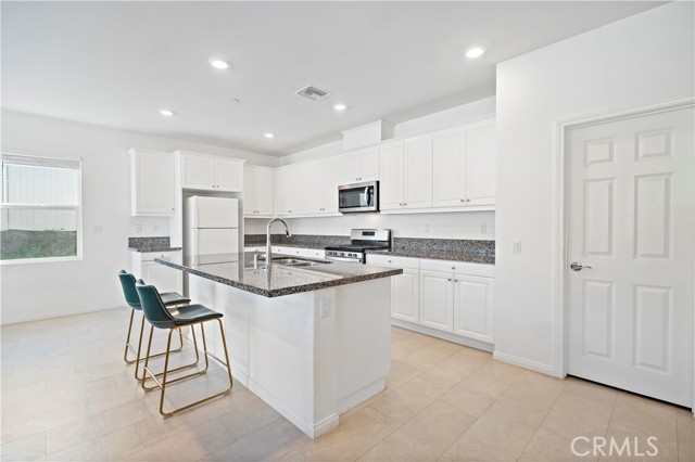 Detail Gallery Image 12 of 66 For 8044 Country Mile Ln, Riverside,  CA 92507 - 5 Beds | 3/1 Baths