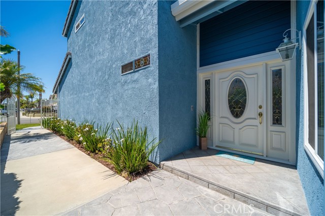 811 Oceanhill Drive, Huntington Beach CA: https://media.crmls.org/medias/f29e7213-74af-4069-bab1-2bc3bff0ffe5.jpg