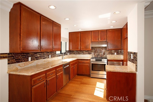 Detail Gallery Image 9 of 23 For 400 W Riverside Dr #2,  Burbank,  CA 91506 - 3 Beds | 2/1 Baths