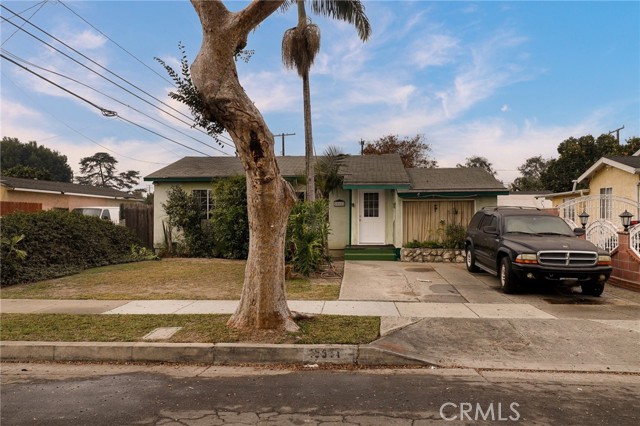 Detail Gallery Image 1 of 35 For 10611 San Luis Ave, South Gate,  CA 90280 - 5 Beds | 2 Baths