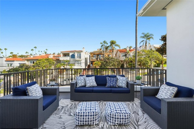 Detail Gallery Image 13 of 41 For 617 N Irena Ave a,  Redondo Beach,  CA 90277 - 4 Beds | 3/1 Baths