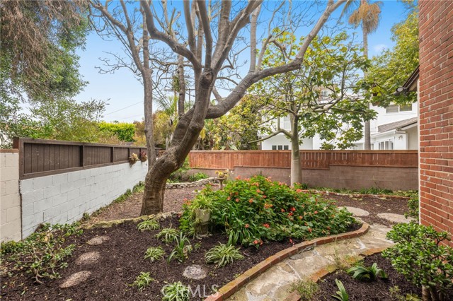 113 Vista Del Parque, Redondo Beach, California 90277, 2 Bedrooms Bedrooms, ,1 BathroomBathrooms,Residential,Sold,Vista Del Parque,SB24098927