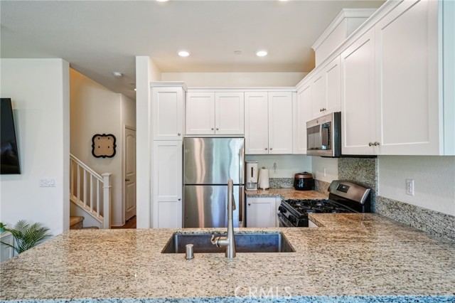 24140 Tuscany Avenue, Murrieta CA: https://media.crmls.org/medias/f2a4c4a2-a335-4978-860d-b2cc15697ab1.jpg