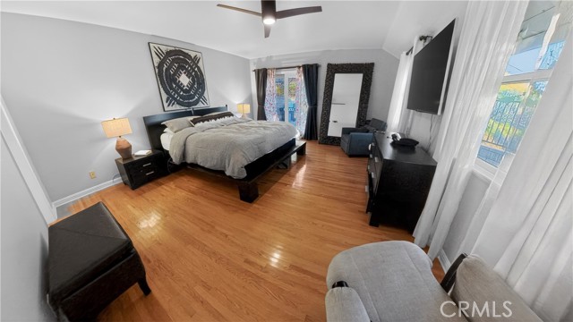 Detail Gallery Image 22 of 34 For 924 Irving Dr, Burbank,  CA 91504 - 4 Beds | 3 Baths