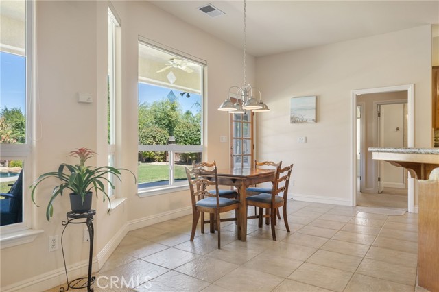 Detail Gallery Image 11 of 54 For 13946 Santa Fe Ct, Bakersfield,  CA 93314 - 4 Beds | 3 Baths