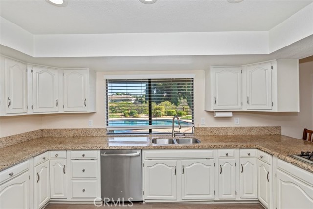 1618 Southport Drive, Riverside CA: https://media.crmls.org/medias/f2aef86b-32d8-4d1a-b28d-3591d890aa01.jpg