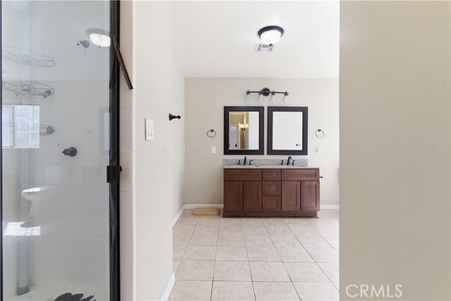 Detail Gallery Image 40 of 45 For 15000 Hamlin St, Van Nuys,  CA 91411 - 5 Beds | 3 Baths