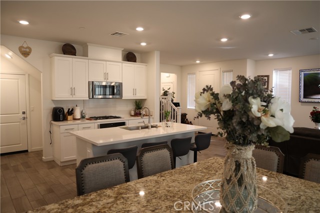 Detail Gallery Image 23 of 28 For 16255 Castello #2,  Fontana,  CA 92336 - 4 Beds | 2/1 Baths