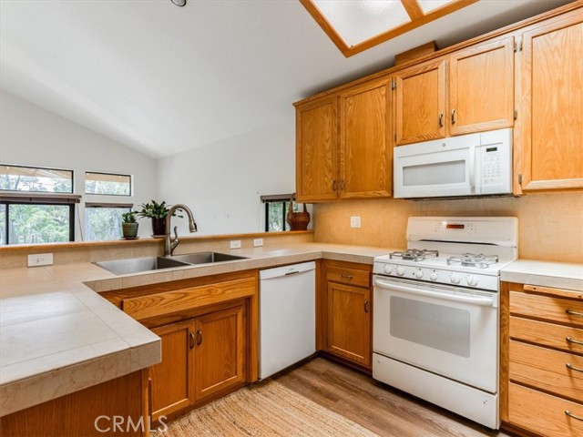 2320 Wilcombe Drive, Cambria CA: https://media.crmls.org/medias/f2b648e7-81f7-4c6a-99ad-ac72c51c5717.jpg