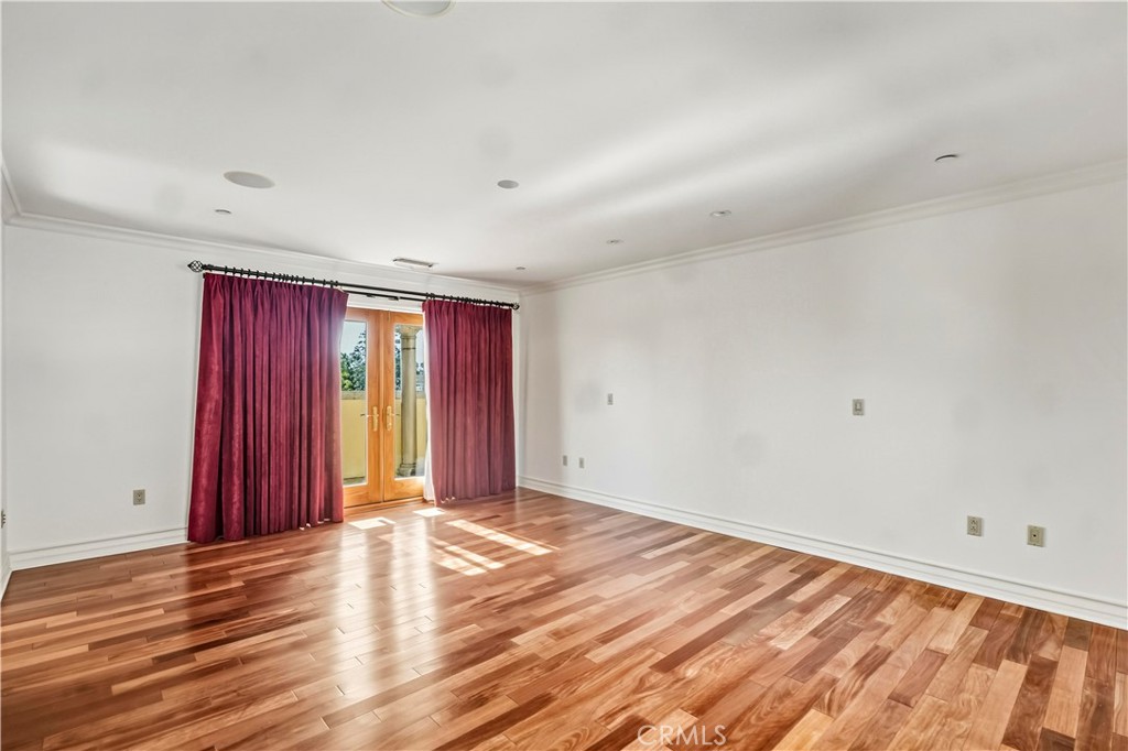 https://media.crmls.org/medias/f2b690eb-4023-48b9-857a-3ac30e175375.jpg?preset=X-Large