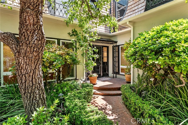 11053 Strathmore Drive, Westwood - Century City CA: https://media.crmls.org/medias/f2b9255a-6943-40a8-8567-a7755e94536e.jpg