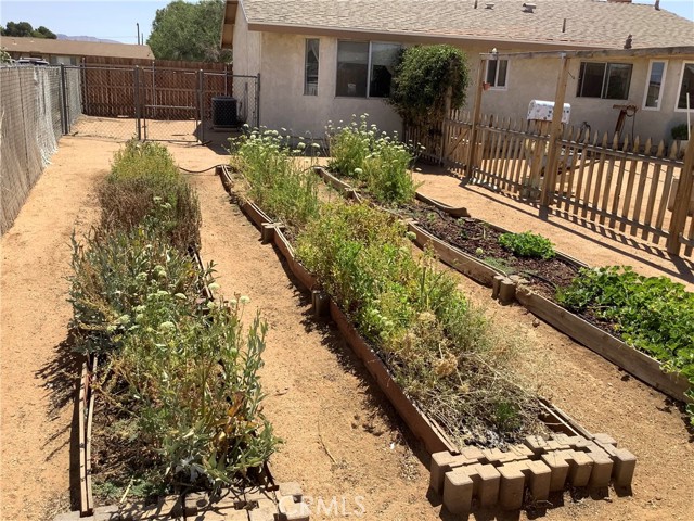 10578 Jamul Road, Apple Valley CA: https://media.crmls.org/medias/f2b9a29c-fac6-4677-9f7c-19d150904523.jpg