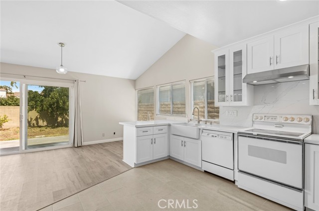Detail Gallery Image 7 of 25 For 17601 Manchester Ave, Irvine,  CA 92614 - 4 Beds | 2 Baths
