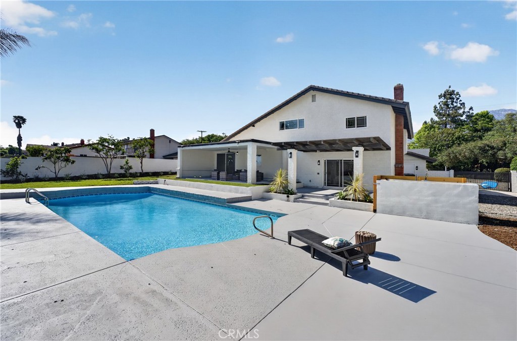 https://media.crmls.org/medias/f2bcf18e-8de0-4ceb-9af0-7bc307f5db4c.jpg?preset=X-Large