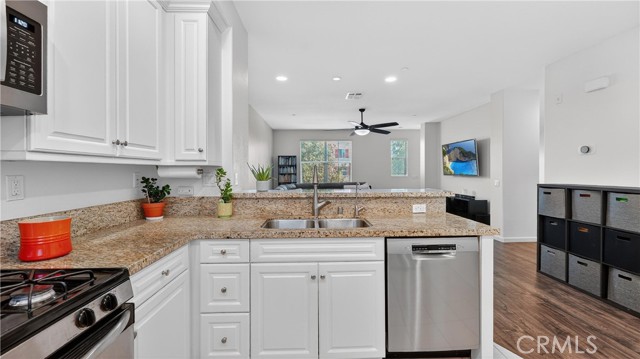 Detail Gallery Image 2 of 30 For 16 Wesley Way, Mission Viejo,  CA 92691 - 2 Beds | 2/1 Baths