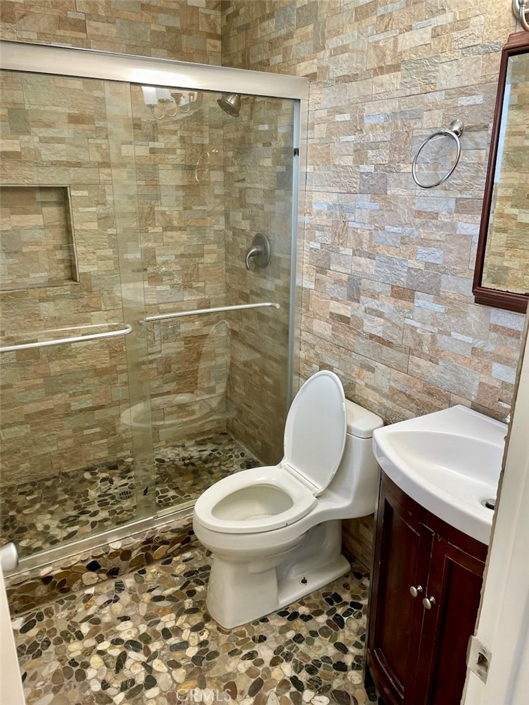 https://media.crmls.org/medias/f2c0345b-8f6d-4591-9ee9-f9352c17a68a.jpg?preset=X-Large