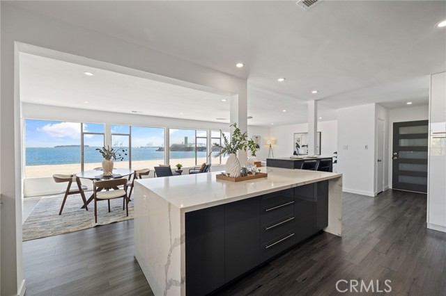 21 7th Place, Long Beach CA: https://media.crmls.org/medias/f2c10b46-a059-4f0a-9949-b76a6687cdcb.jpg