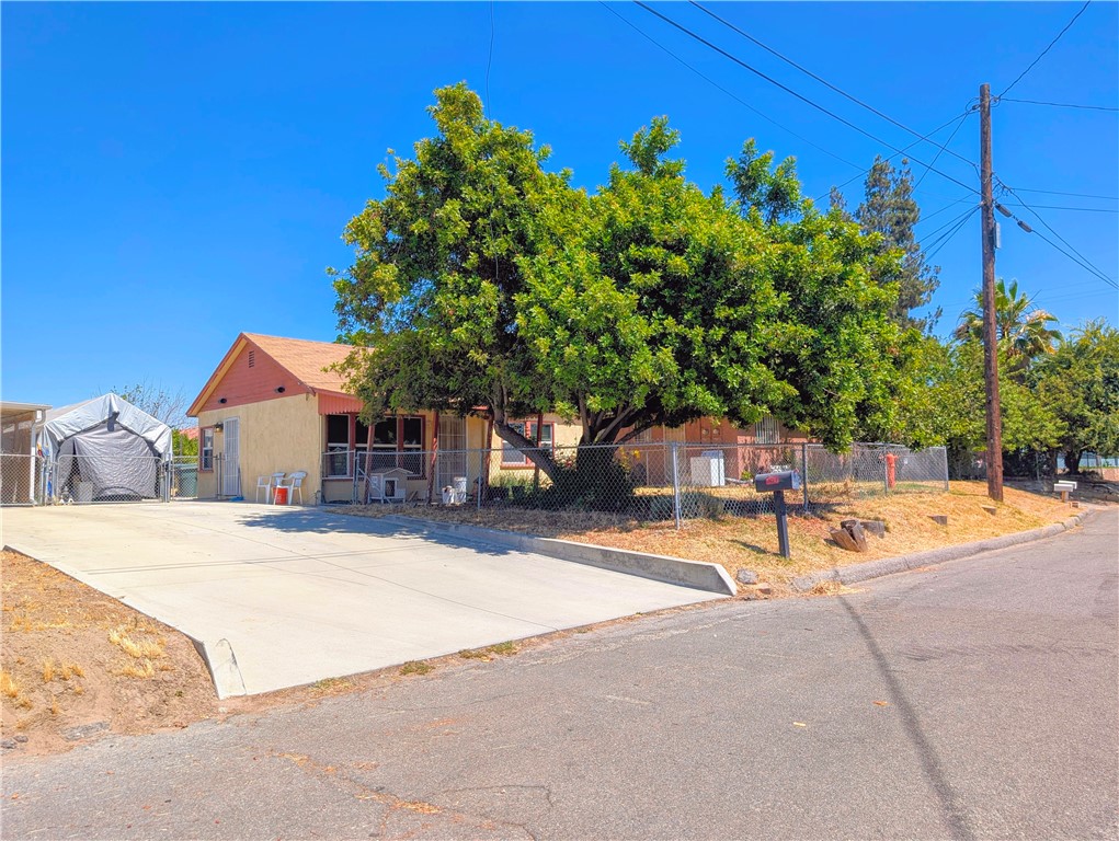 Detail Gallery Image 1 of 29 For 7423 Lankershim Ave, Highland,  CA 92346 - 2 Beds | 1 Baths