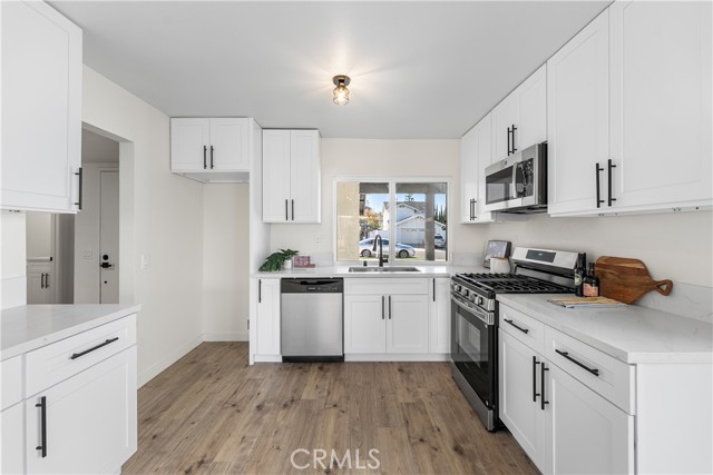 Detail Gallery Image 21 of 54 For 22015 Romar St, Chatsworth,  CA 91311 - 4 Beds | 3 Baths