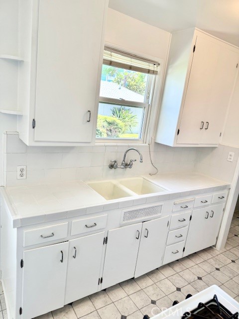 222 N Screenland Drive, Burbank CA: https://media.crmls.org/medias/f2d22090-c6a1-4c36-b191-91fa6f040948.jpg