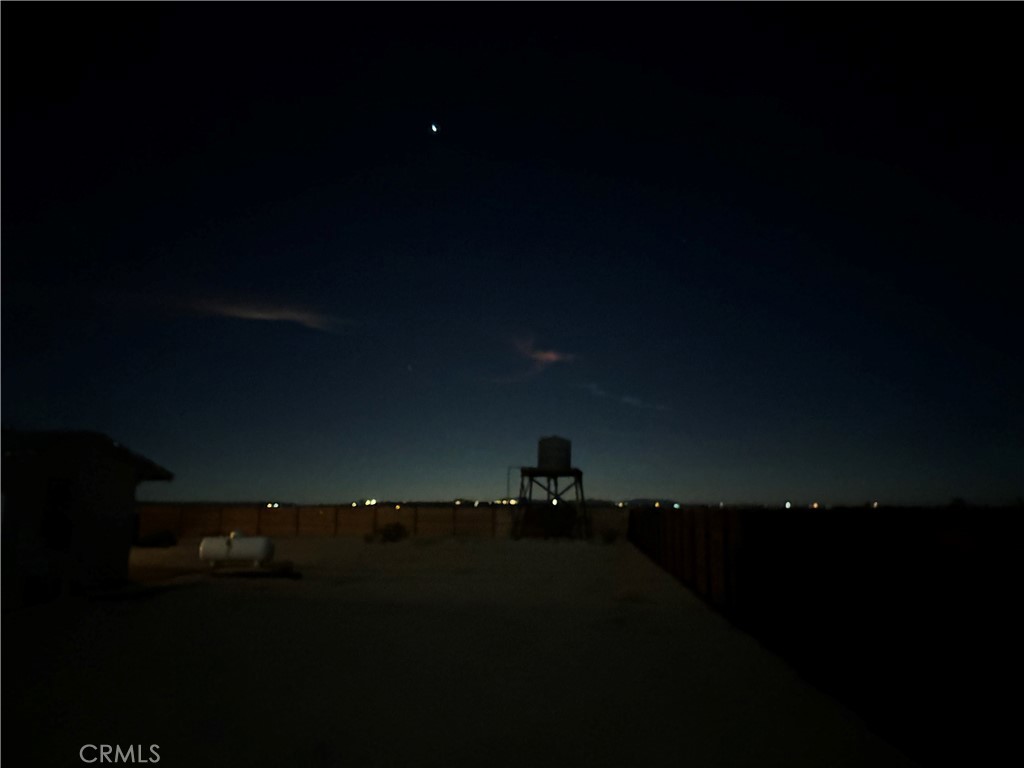 https://media.crmls.org/medias/f2d28aaa-4f16-4572-8f08-3eb35ff729cd.jpg?preset=X-Large