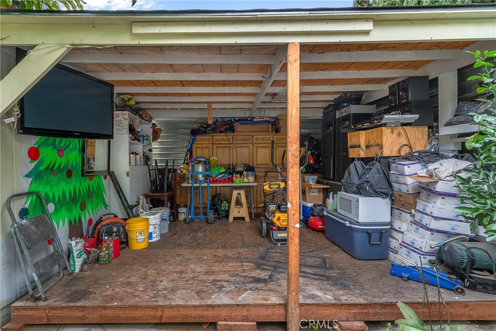 https://media.crmls.org/medias/f2d31f48-53eb-498a-9635-5303d71371cf.jpg?preset=X-Large