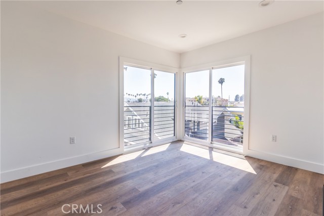 4507 W 18th St Drive, Los Angeles CA: https://media.crmls.org/medias/f2d3a5f7-7fed-4851-9ced-42977bc644ea.jpg