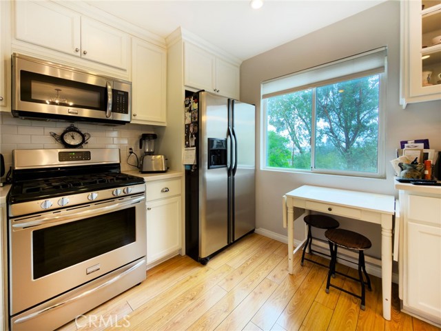 Detail Gallery Image 11 of 24 For 9788 via Zibello, Burbank,  CA 91504 - 2 Beds | 2/1 Baths