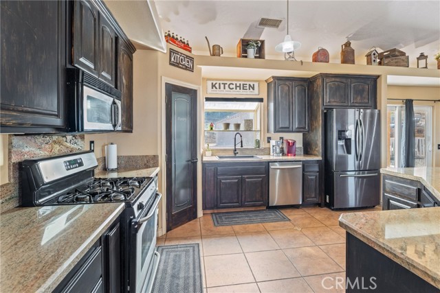 23053 Roundup Way, Apple Valley CA: https://media.crmls.org/medias/f2d8b3df-a9a8-4151-aefc-e3dc49601d9c.jpg