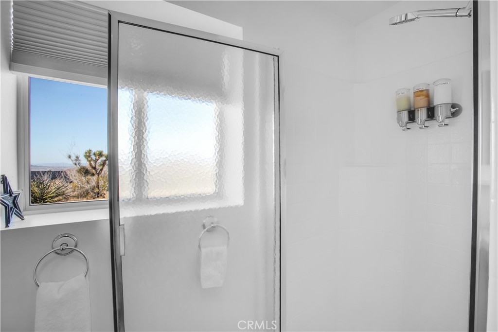 https://media.crmls.org/medias/f2d91f83-c8e6-4355-ab7d-91965f26f800.jpg?preset=X-Large