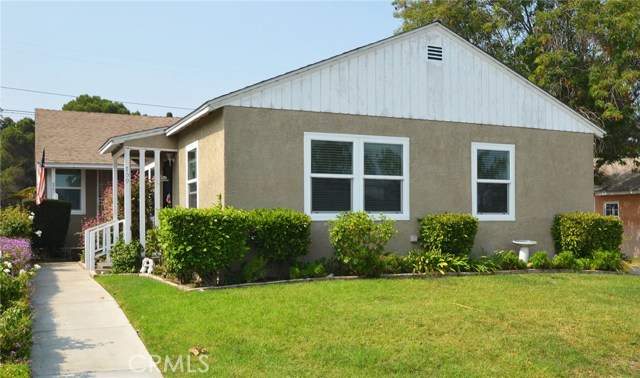 709 Pine Drive Torrance, California One of two units, this is a super clean, bright & airy, 2 bedroom apartment w/hardwood floor throughout and recessed lighting in living room & kitchen.
This apartment has a bright & cheerful feel featuring windows galore to let in all the natural light, a sparkling kitchen w/gleaming counters, stainless steel sink, built-in appliances including dishwasher & microwave and a convenient in-unit laundry just off the kitchen. Located on a nice residential street with no thru-traffic. Great area of Torrance, conveniently close to freeways, beaches, major parking, restaurants & beaches. Washer, Dryer & Fridge are included without warranty (tenants to maintain). This apartment has street parking only (spaces always available).