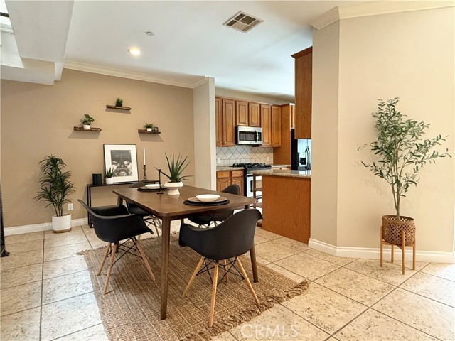 Detail Gallery Image 4 of 17 For 5241 Colodny Dr #403,  Agoura Hills,  CA 91301 - 3 Beds | 2/1 Baths