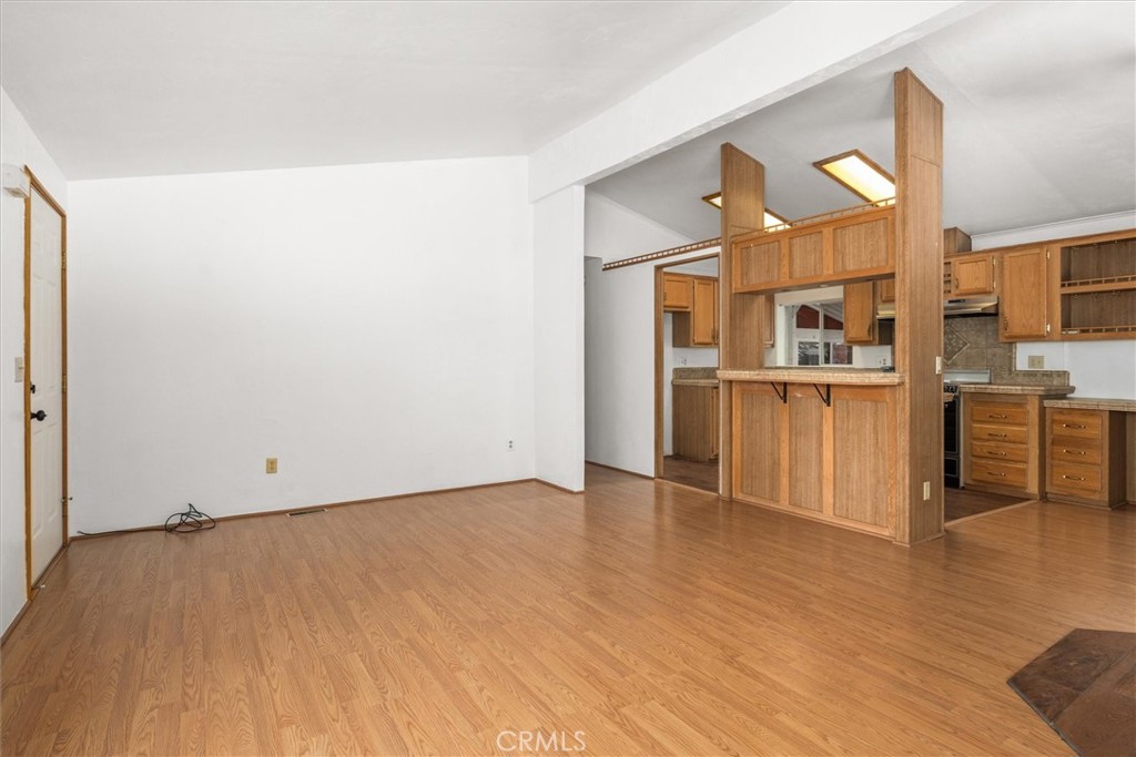 https://media.crmls.org/medias/f2dc4778-495b-45d0-927e-3b18fee02043.jpg?preset=X-Large