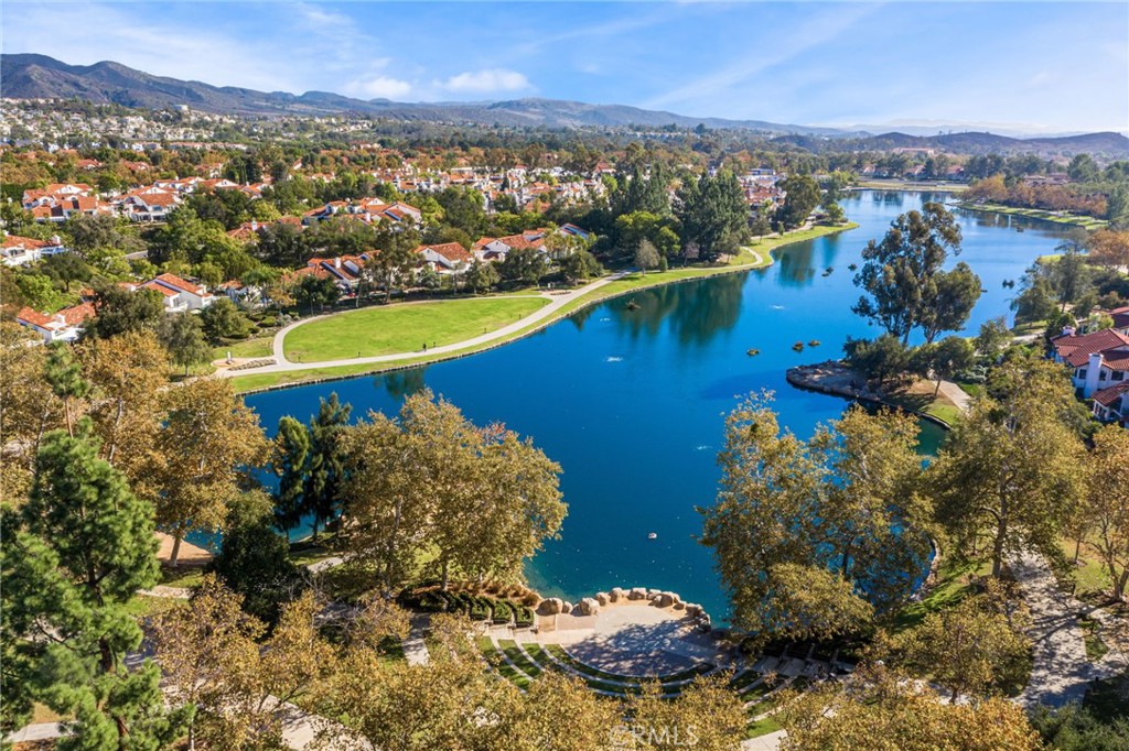 https://media.crmls.org/medias/f2dcee87-59ae-4524-9838-4109ab907959.jpg?preset=X-Large
