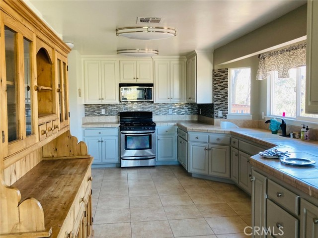 Detail Gallery Image 5 of 19 For 1302 Calgary Dr, Lake Arrowhead,  CA 92352 - 3 Beds | 2/1 Baths