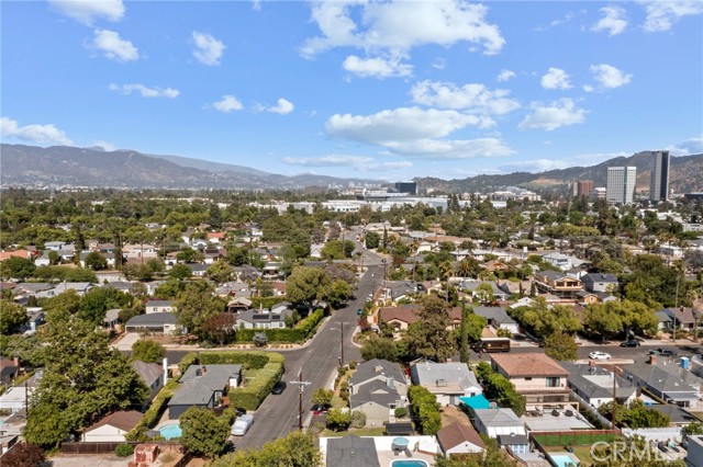 4855 Arcola Avenue, Toluca Lake CA: https://media.crmls.org/medias/f2dd9058-c3a2-4bd8-abc5-caf92888c8b4.jpg
